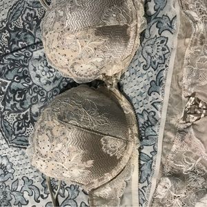 Lingerie set came in to small never worn